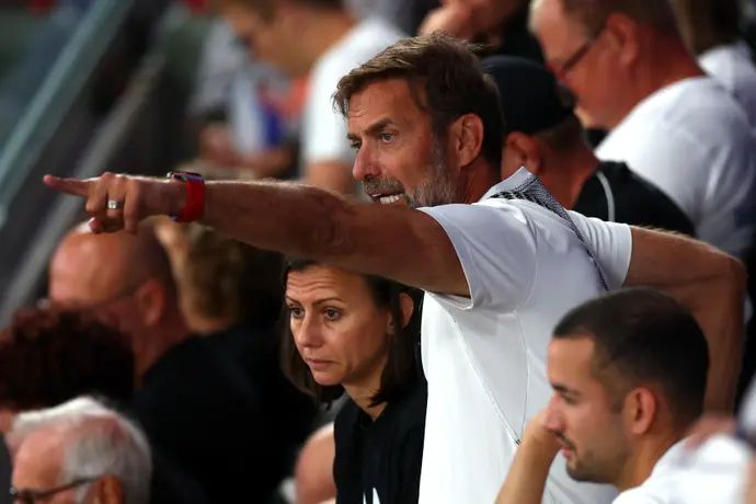 יורגן קלופ צופה מהיציע בחברו במשחקים הפראלימפיים