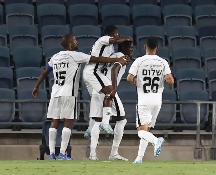 שחקני הפועל חדרה חוגגים עם גודסוויי דוניו