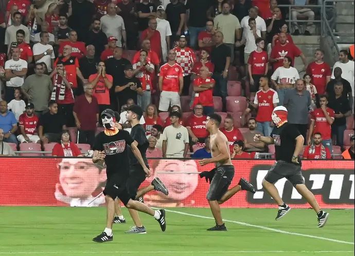 עימות בין אוהדי הפועל באר שבע לבני סכנין