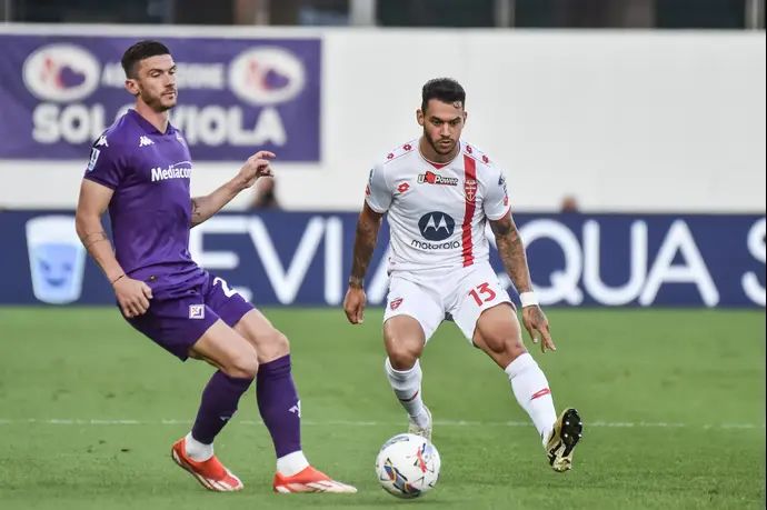 רובין גוזנס שחקן פיורנטינה לפני פדרו פריירה שחקן מונצה