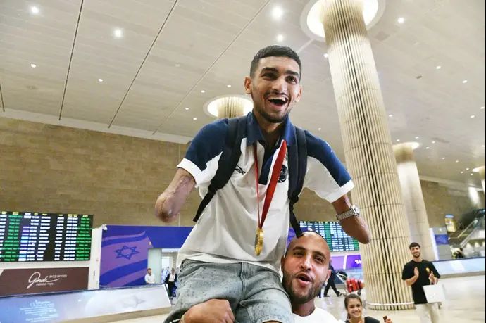 האלוף הפראלימפי אסף יסעור לאחר נחיתתו