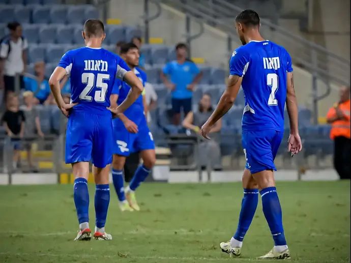 פלאמן גלאבוב לצד אנדראס קארו מכבי פתח תקוה