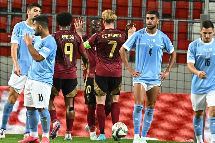 ז'רמי דוקו, קווין דה בראונה, חוגגים אחרי השער של נבחרת בלגיה נגד נבחרת ישראל. לידם רז שלמה