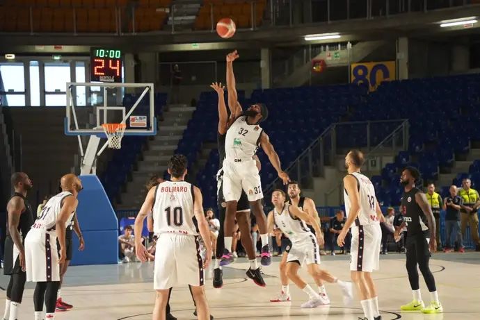 שחקן אולימפיה מילאנו ג'וש ניבו נגד הפועל ירושלים