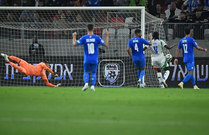 שוער נבחרת ישראל יואב ג'רפי סופג שער מנבחרת איטליה