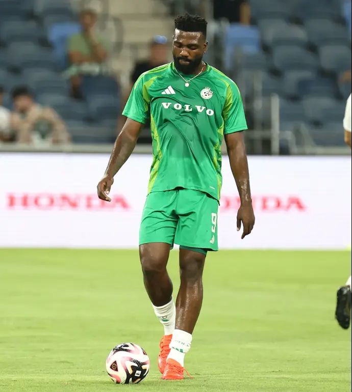 פרנזי פיירו שחקן מכבי חיפה בחימום