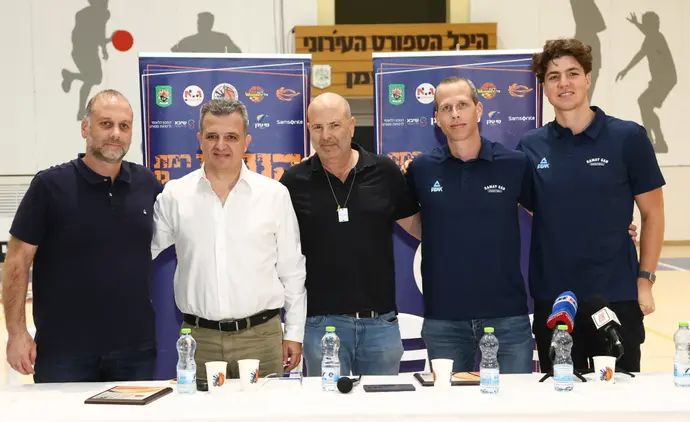 שמוליק ברנר, אדם אריאל, חן שניידרמן, אנשי מכבי רמת גן עם ראש העיר כרמל שאמה הכהן