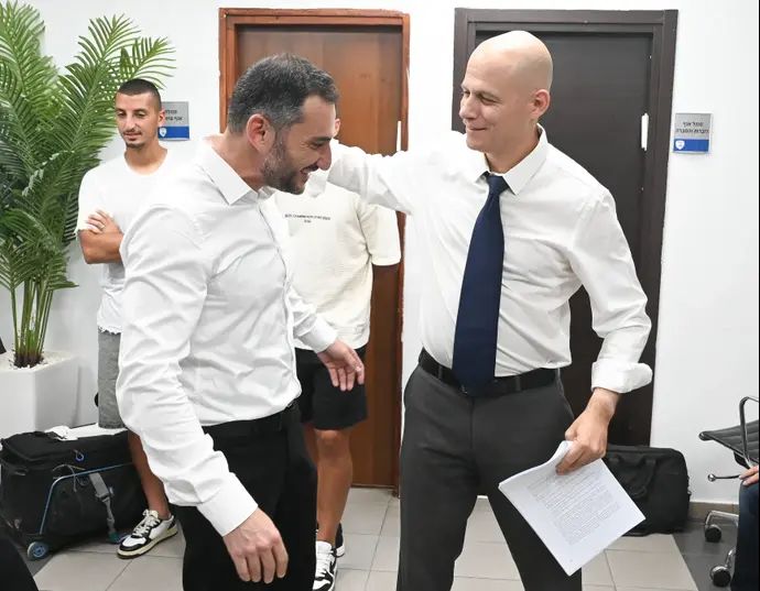 עו"ד יפתח אבן עזרא המייצג את בני סכנין (מימין) עם עו"ד רועי רוזן המייצג את הפועל באר שבע