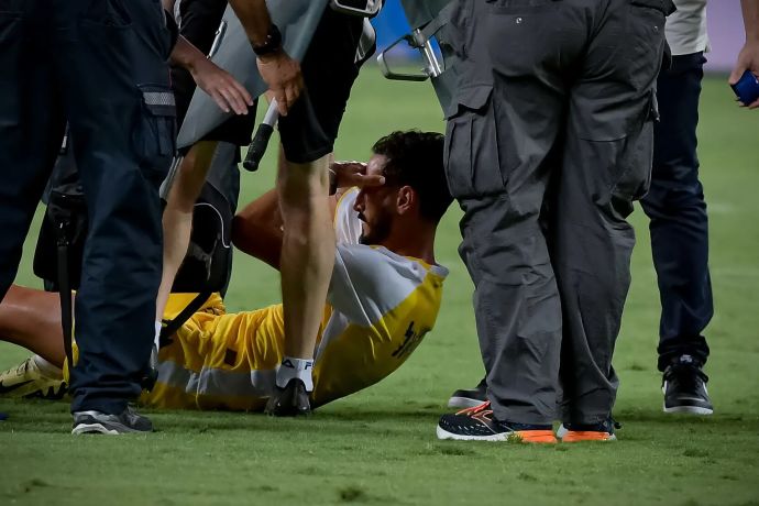 שחקן מכבי תל אביב שגיב יחזקאל, מקבל טיפול