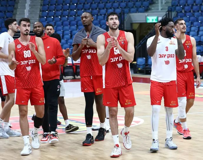 שחקני הפועל ירושלים מודים לקהל