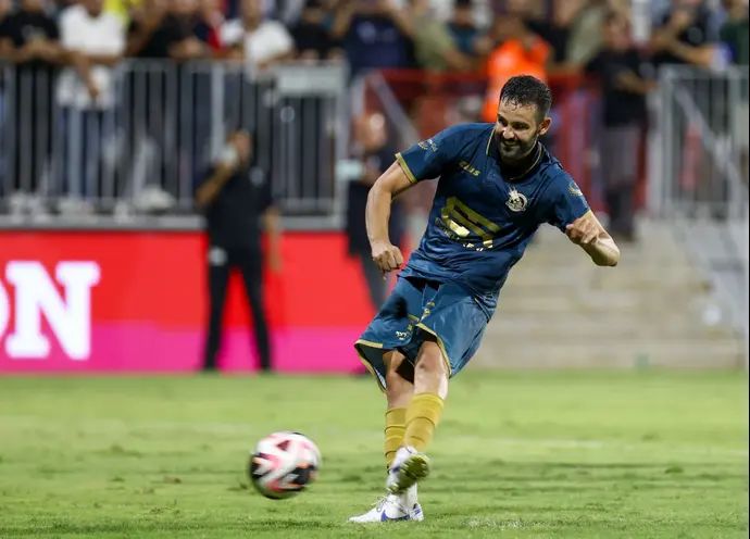 גיא חדידה שחקן מכבי בני ריינה בועט פנדל