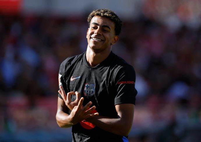 לאמין ימאל שחקן ברצלונה חוגג שער