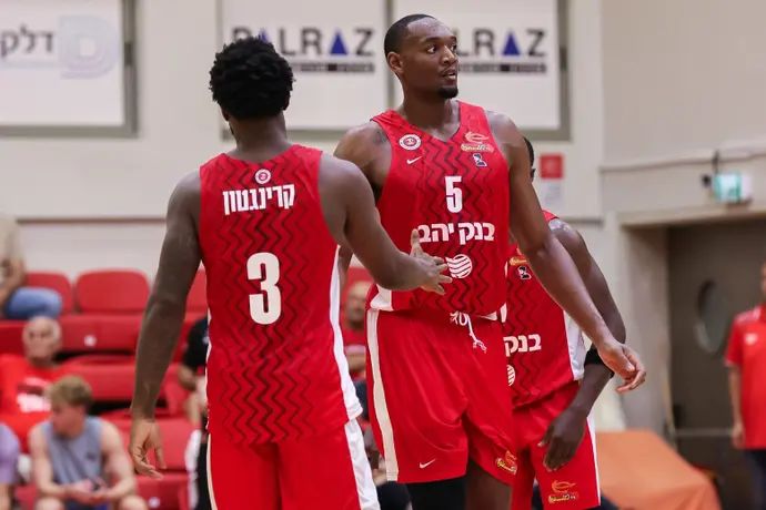 שחקן הפועל ירושלים קאדין קרינגטון עם אוסטין וויילי