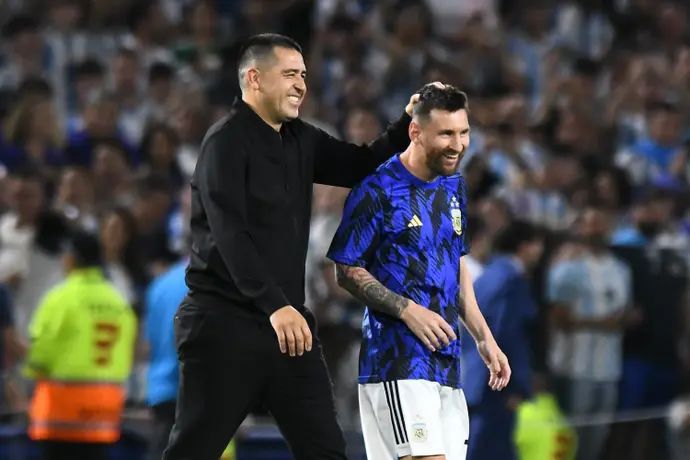 ליאונל מסי שחקן נבחרת ארגנטינה לצד חואן רומן ריקלמה