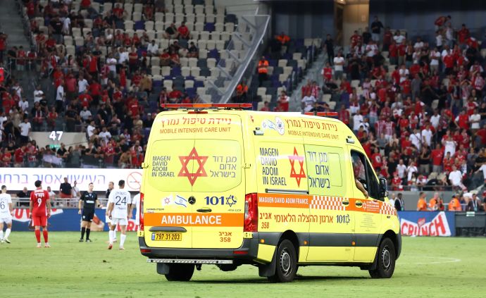 אמבולנס על כר הדשא בבלומפילד