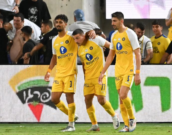 שחקני מכבי תל אביב חוגגים עם אושר דוידה