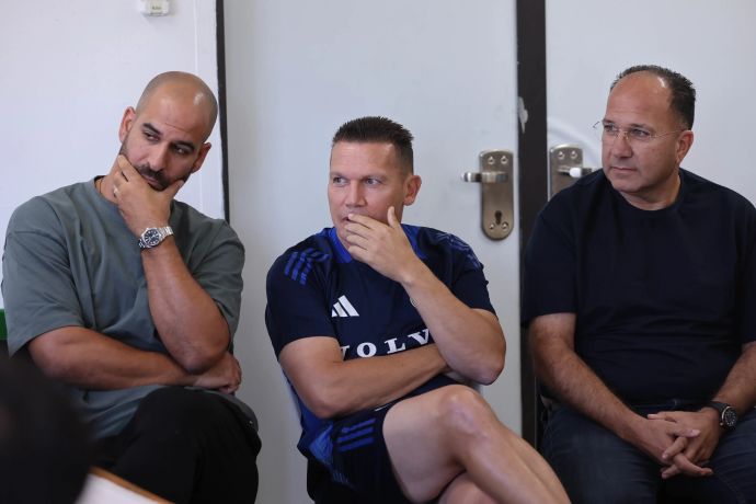 ברק בכר מאמן מכבי חיפה לצד איציק עובדיה גל אלברמן