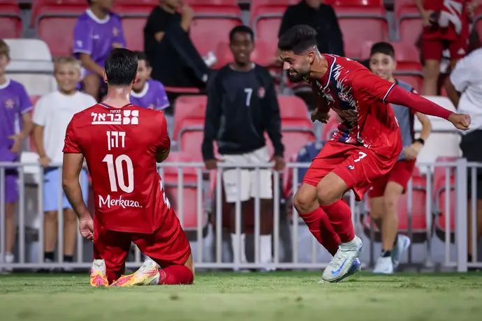 אמיר ריאן חוגג עם גיא דהן, שחקני הפועל נוף הגליל