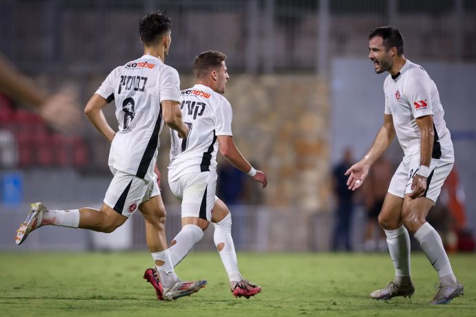 גוראן אנטוניץ' חוגג עם רוי קורין, שחקני הפועל תל אביב