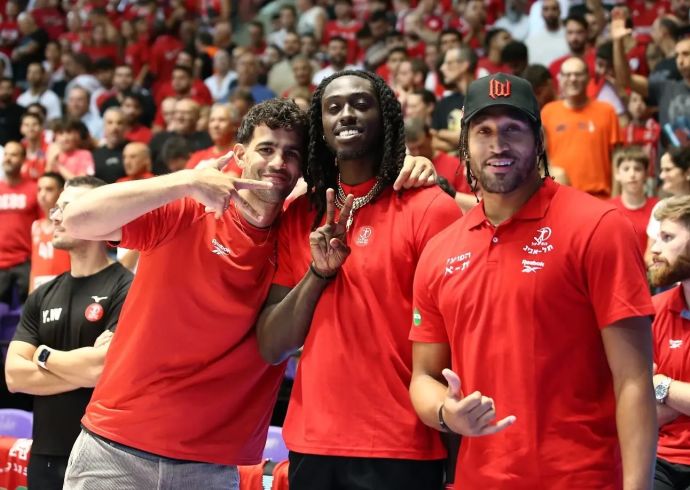 שחקני הפועל תל אביב: תומר גינת, ג'ונתן מוטלי, איש וויינרייט