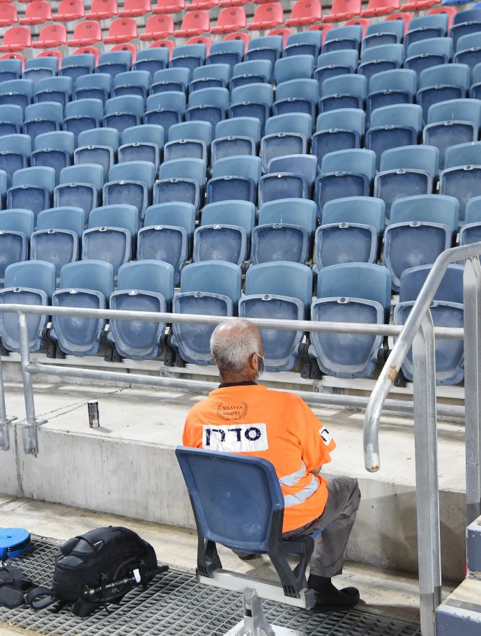 סדרן מול יציעים ריקים, אצטדיון טדי, הפועל ירושלים מול בית"ר ירושלים