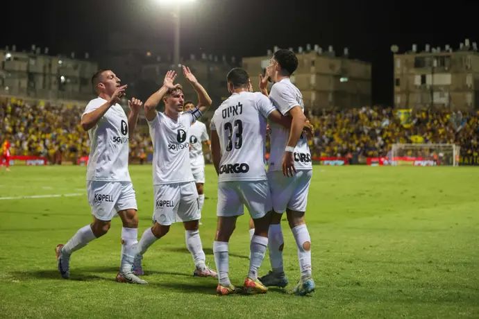 שחקני מכבי תל אביב חוגגים