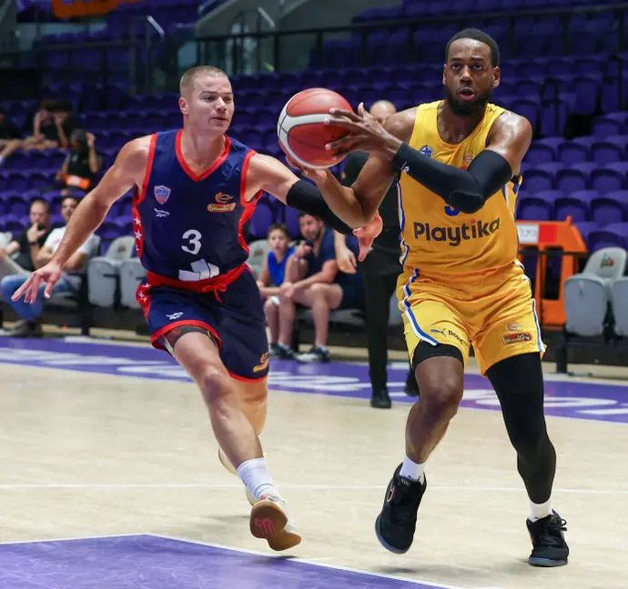 ג'ורדן לויד מכבי תל אביב לצד ליאם אוריילי עירוני קרית אתא