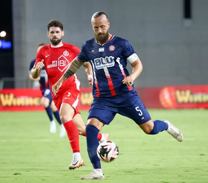ג'ניה ברקמן שחקן הפועל נוף הגליל לפני מילאן מקאריץ' שחקן הפועל תל אביב