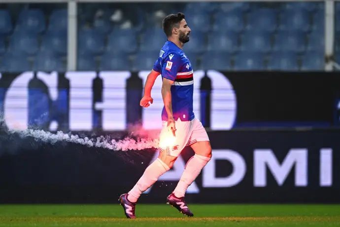 פאביו בוריני שחקן סמפדוריה עם אבוקה