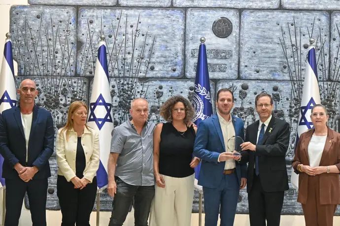 נשיא המדינה עם זוכי אות ההוקרה על עשייה חברתית קהילתית במלחמה: מועדון כדורסל הגברים הפועל ירושלים