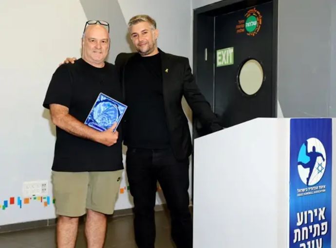 אלון נגל מקבל אות הוקרה