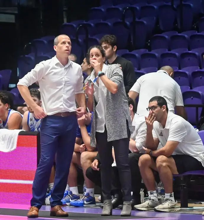מאמן עירוני רמת גן שמוליק ברנר לצד העוזרת נעמי קולודני