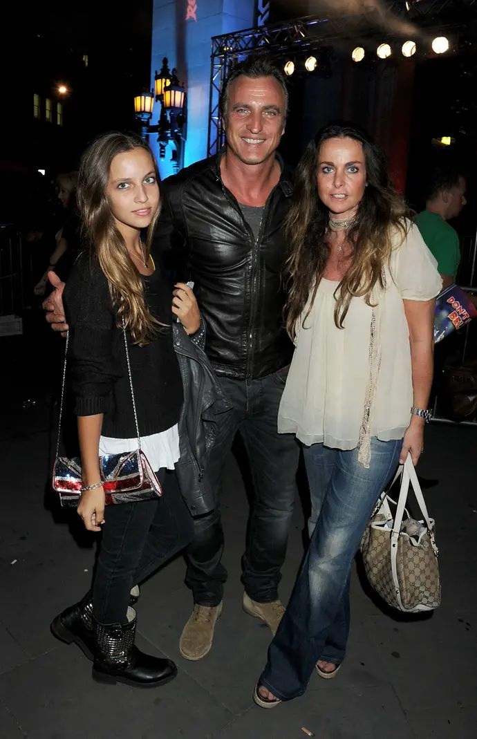 קרלה ג'ינולה לצד אביה דויד ג'ינולה ואמה קרוליין