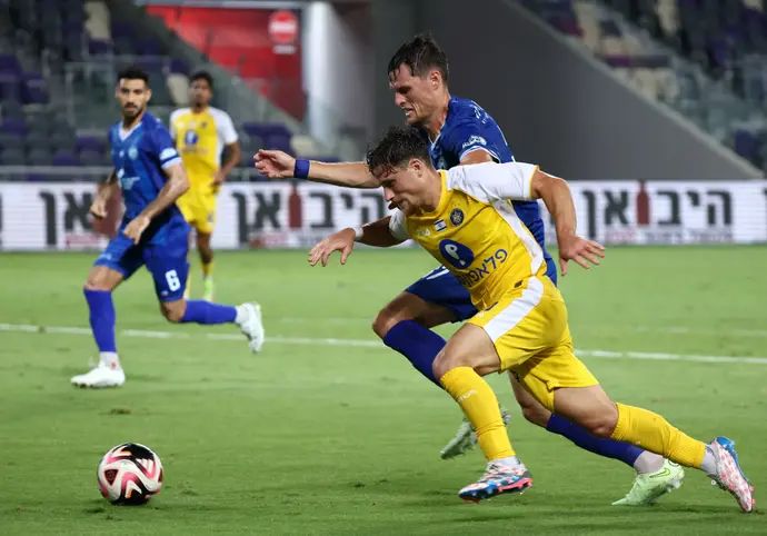 שחקן מכבי תל אביב גבי קניקובסקי לפני שחקן עירוני טבריה אונדז'יי באנצ'ו