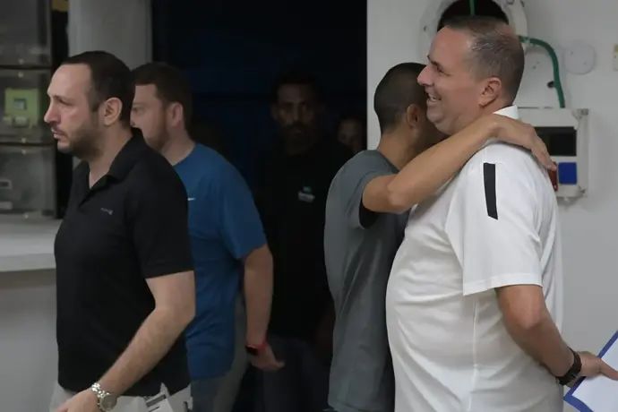 מאמן נבחרת ישראל רן בן שמעון במרחב המוגן