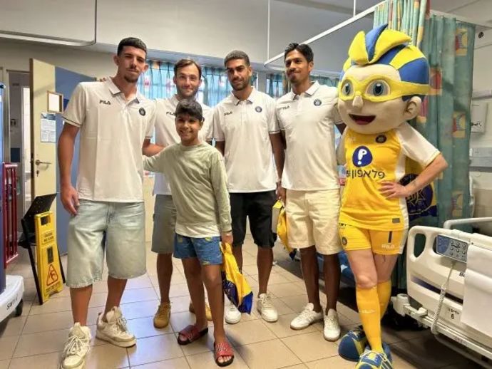 שחקני מכבי תל אביב במחלקת ילדים במרכז הרפואי על שם שמיר (אסף הרופא)