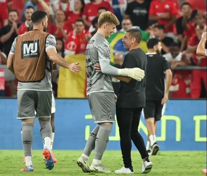 ניב אליאסי שוער הפועל באר שבע לצד מאמנו רן קוז'וך