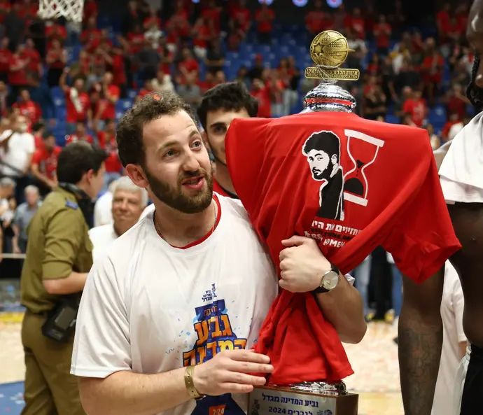 מתן אדלסון בעלים הפועל ירושלים עם גביע המדינה