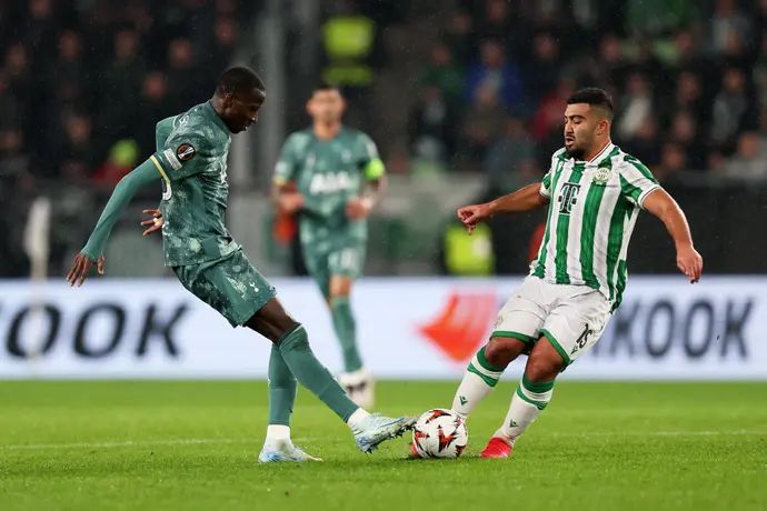 שחקן פנרצווארוש מוחמד אבו פאני ליד שחקן טוטנהאם פאפ סאר