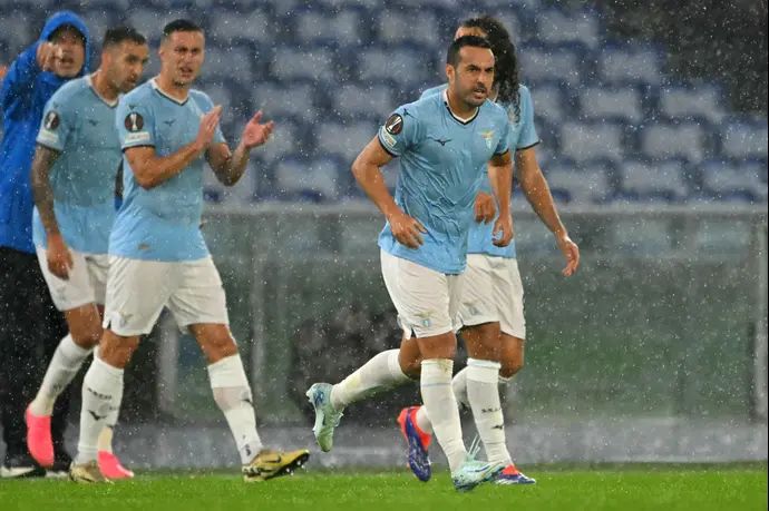 שחקני לאציו חוגגים עם פדרו