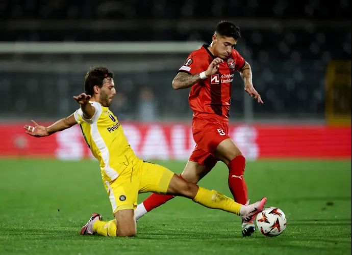 שחקן מכבי תל אביב יוריס ואן אובריים, מול שחקן מיטיולן, אמיליאנו מרטינס