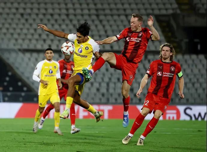 שחקן מכבי תל אביב דור פרץ, מול שחקן מיטיולן יואל אנדרסון