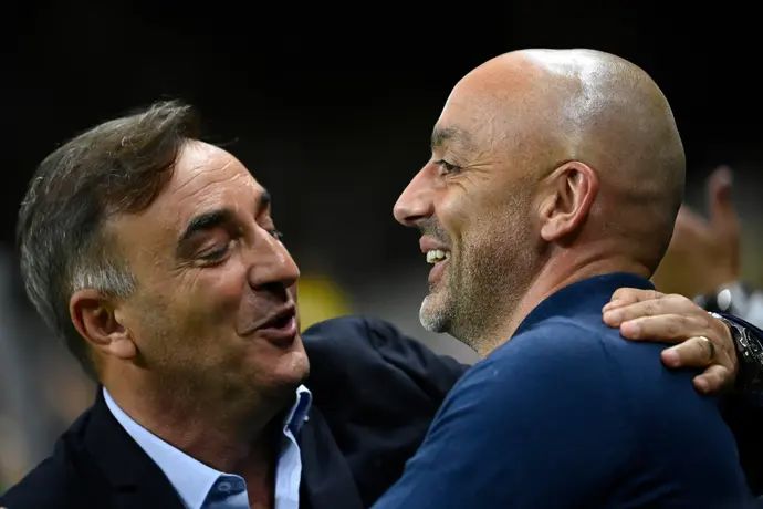 מאמן מכבי תל אביב ז'ארקו לאזטיץ', עם מאמן בראגה, קרלוס קרבליאל