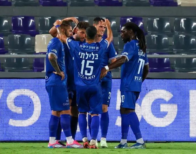 שחקני עירוני טבריה חוגגים עם הארון שפסו