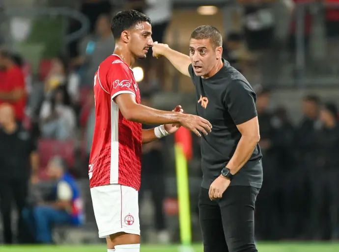 רן קוז'וך מאמן הפועל באר שבע לצד גיא מזרחי