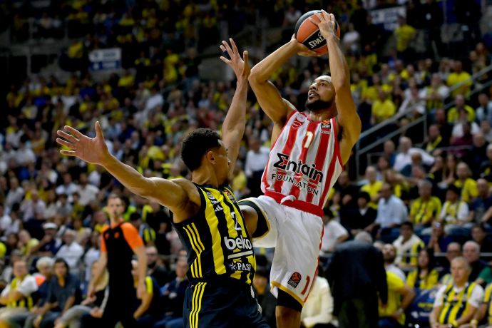 שחקן אולימפיאקוס נייג'ל וויליאמס גוס מול שחקן פנרבחצ'ה ווייד בולדווין