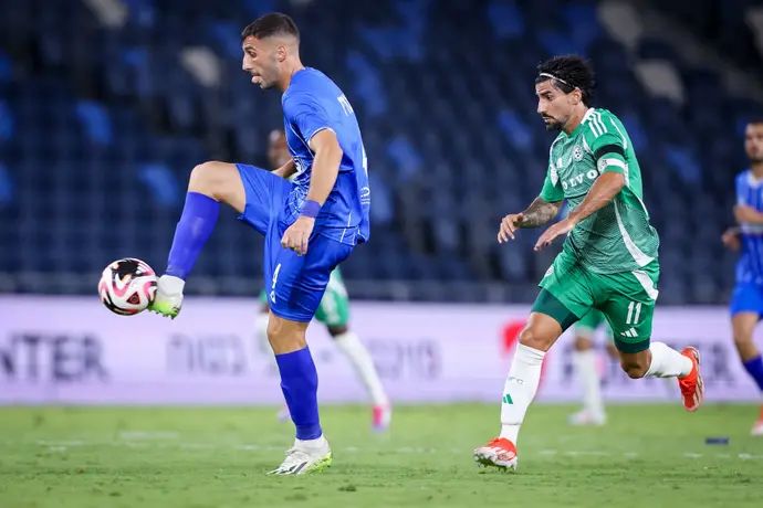 קונסטנטינוס סוטיריו שחקן בני סכנין לפני ליאור רפאלוב שחקן מכבי חיפה