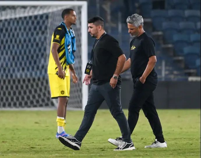 ברק יצחקי מאמן בית"ר ירושלים עם המנהל המקצועי אלמוג כהן