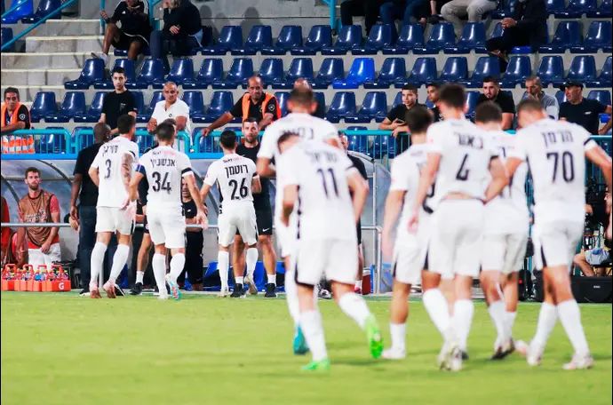 לירן רוטמן שחקן הפועל תל אביב חוגג עם עוזר המאמן דושאן מאטוביץ'