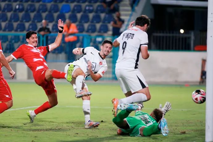 לירן רוטמן שחקן הפועל תל אביב כובש לרשת הפועל אום אל פאחם